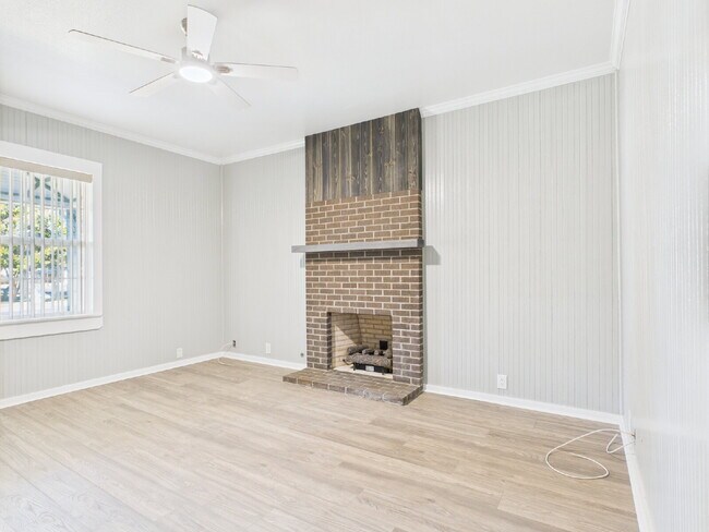 Building Photo - Gorgeous 4/3 in Quiet Neighborhood Utiliti...