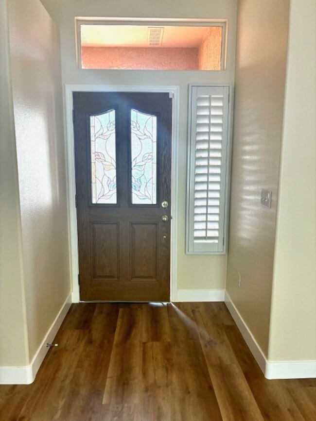 Building Photo - Newly Renovated Interior!