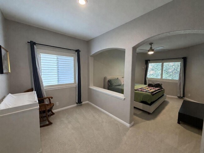 Building Photo - 2536 Crenshaw Dr