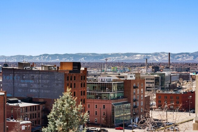 Building Photo - Gorgeous 2 bed, 3 bath Condo w/ 2 Car Gara...