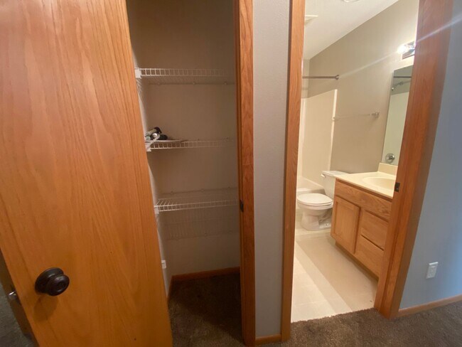 Building Photo - 3 Bedroom Townhome in South Fargo!!