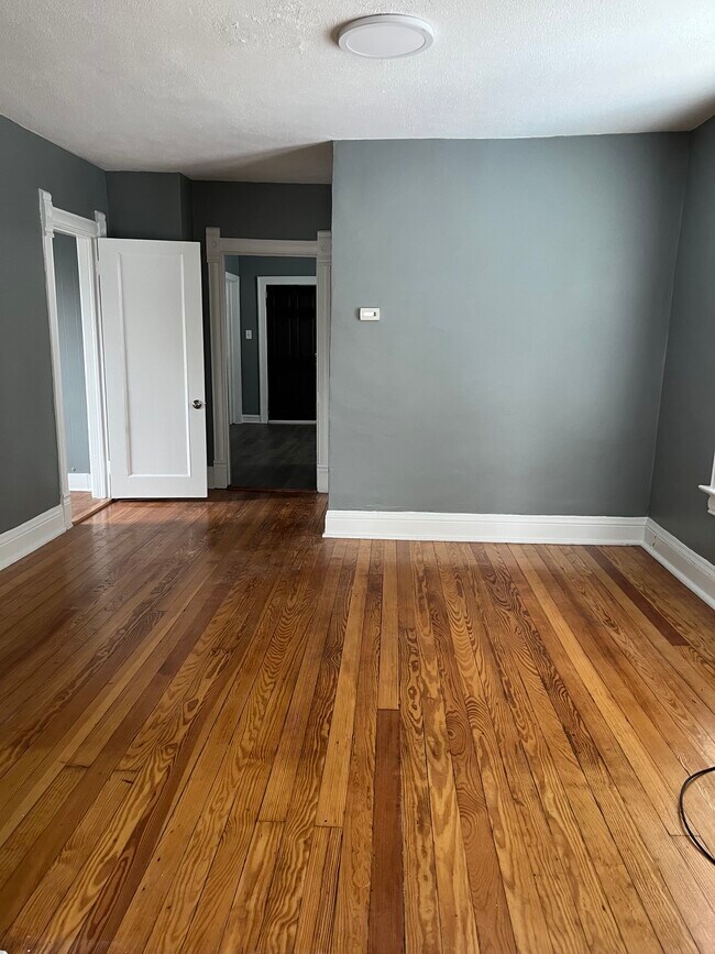 Building Photo - 10021 S Exchange Ave