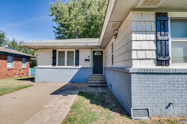 Building Photo - Charming 4-Bedroom Home in The Village – U...