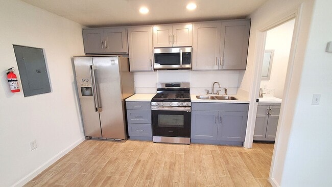 Building Photo - Just remodeled 2 bedrooms and 2 full bathrooms apartment.