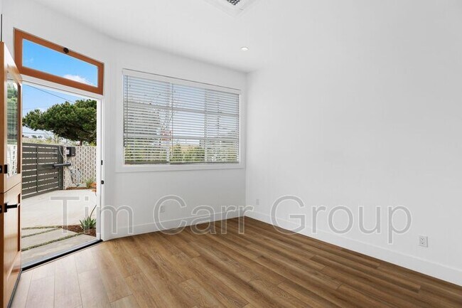 Building Photo - 1638 Santa Ana Ave