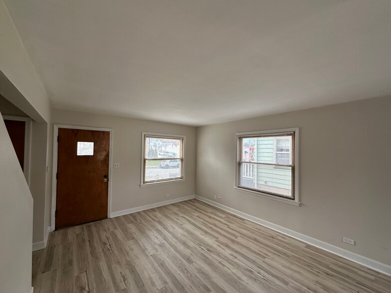 Living room - 3138 S Clement Ave