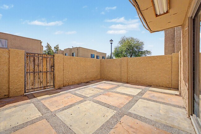 Building Photo - ***INCREDIBLE TOWNHOME with ALL appliances & water, sewer, trash INCLUDED!