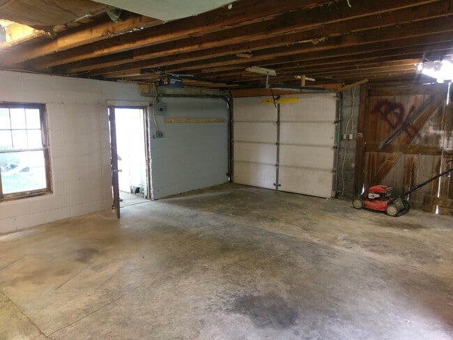 Building Photo - 502 Eben Ave