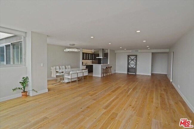 Building Photo - 865 Comstock Ave