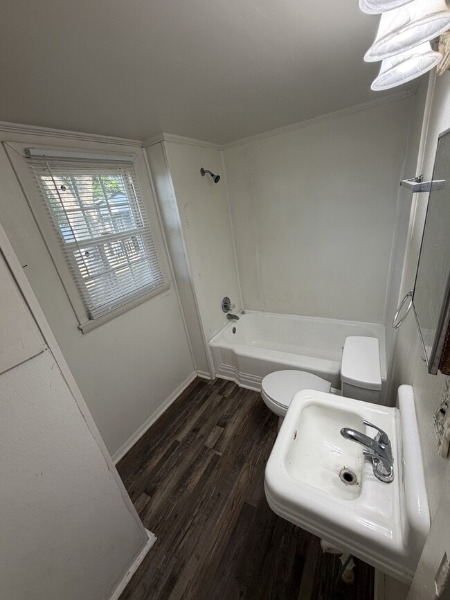 Building Photo - 604 E Church St