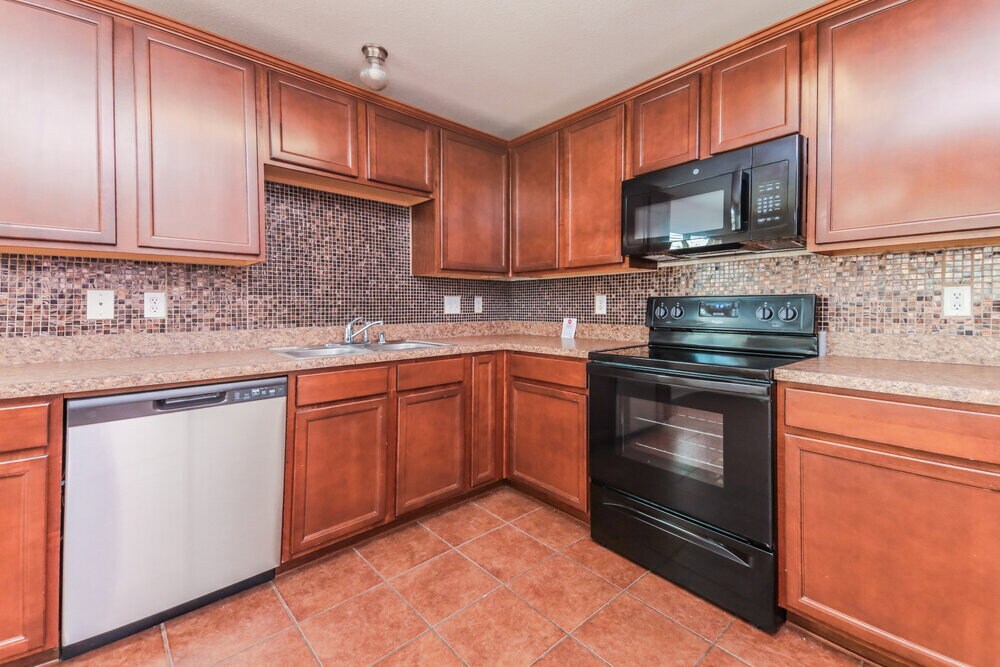 Building Photo - 2033 Club Oak Dr