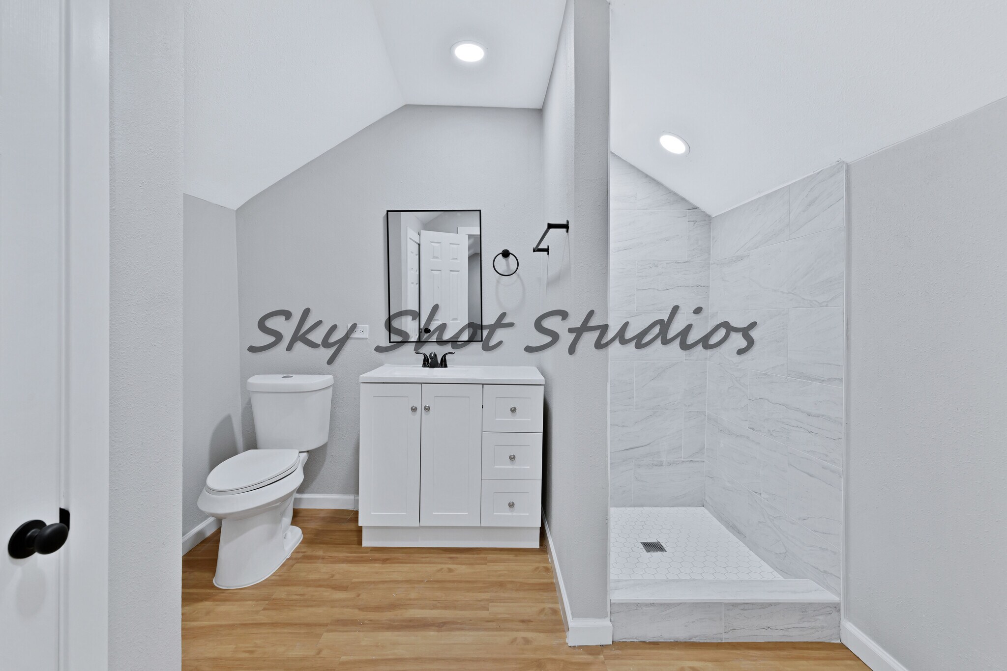 Building Photo - 323 W Cherry St