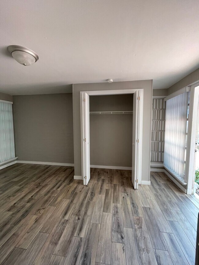 Building Photo - R1026 University Heights