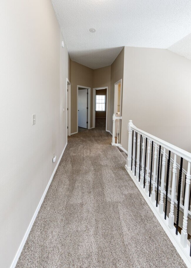 Building Photo - Stunning 5 Bedroom, 3.5 Bath Remodeled Hom...