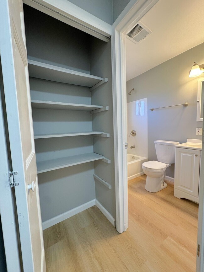 Building Photo - 5200 Mapleridge Dr