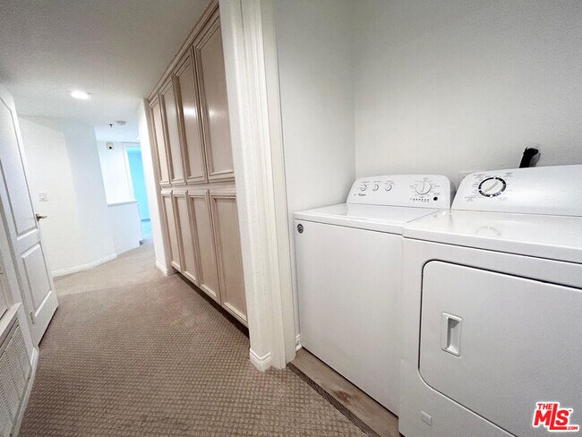 Building Photo - 11734 Montana Ave