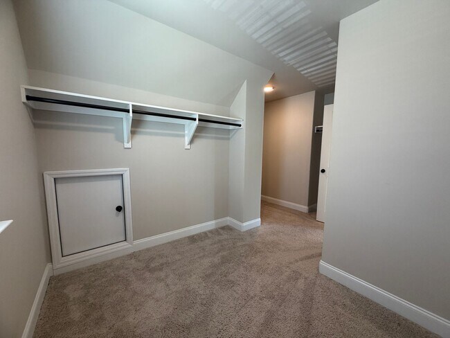 Building Photo - 3500 Hilltop Trl