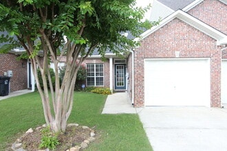 Building Photo - Wonderful and Large 3 Bedroom 2.5 Bath Townhome w/Garage