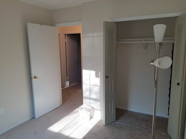 Building Photo - Updated, spacious, centrally located end-u...