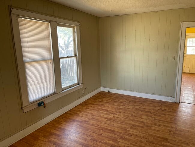 Building Photo - 220 N Main St