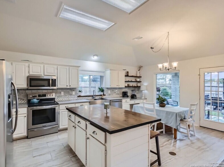 Building Photo - 2723 Montebello