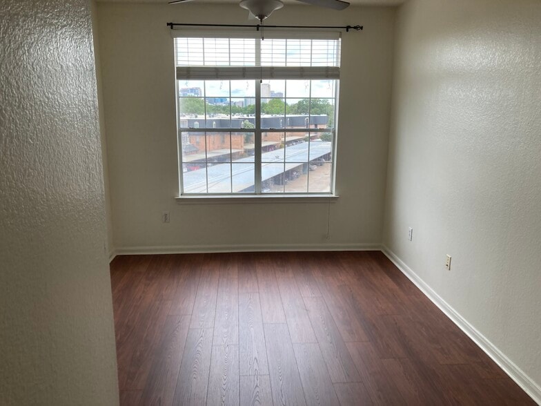 Primary bedroom - 7575 Kirby Dr