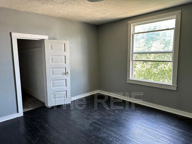 Building Photo - 109 W Maple St