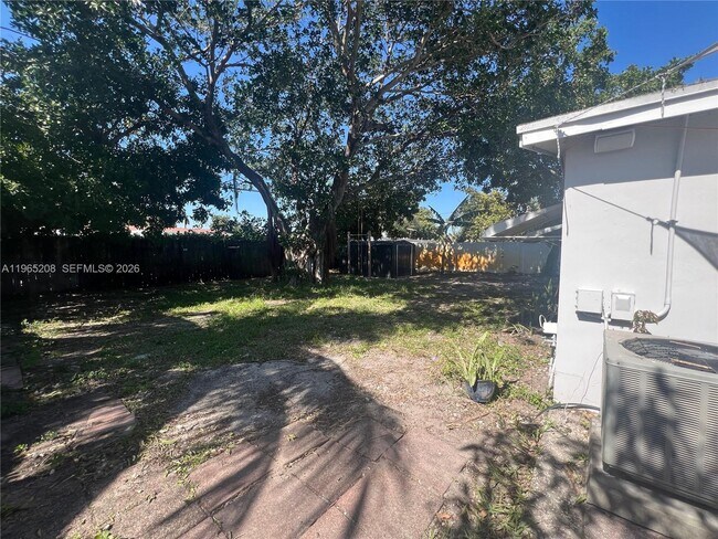 Building Photo - 2010 N 61st Ave