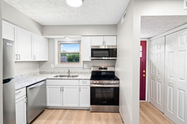 Building Photo - 3500 Warwick Dr