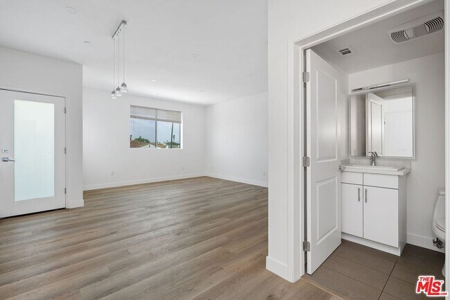 Building Photo - 1183 Crenshaw Blvd