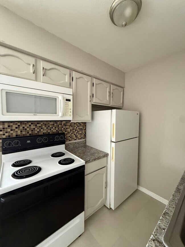 Building Photo - 1690 Hofheinz St