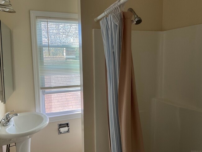 Building Photo - 22 Oak St