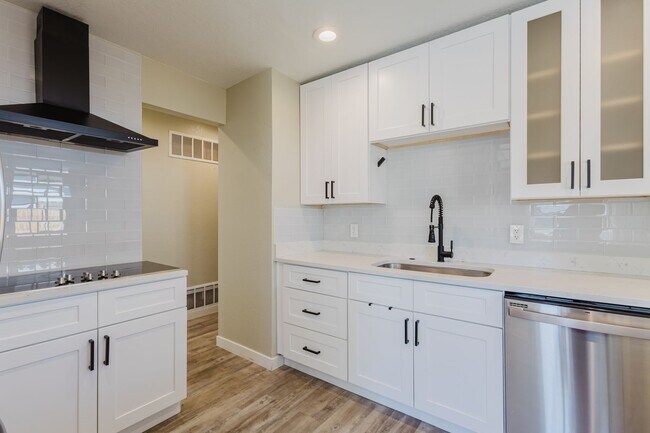 Building Photo - Great updated house in Southeast Denver near Cherry Hills!