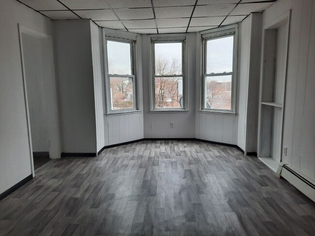 Building Photo - 32 Douw St