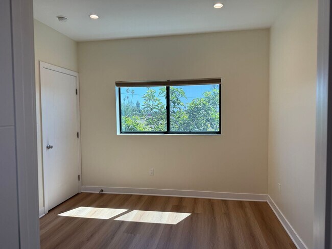 Building Photo - 2514 S Palm Grove Ave