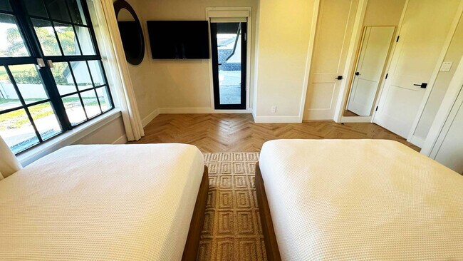 Building Photo - 4312 NE 22nd Ave