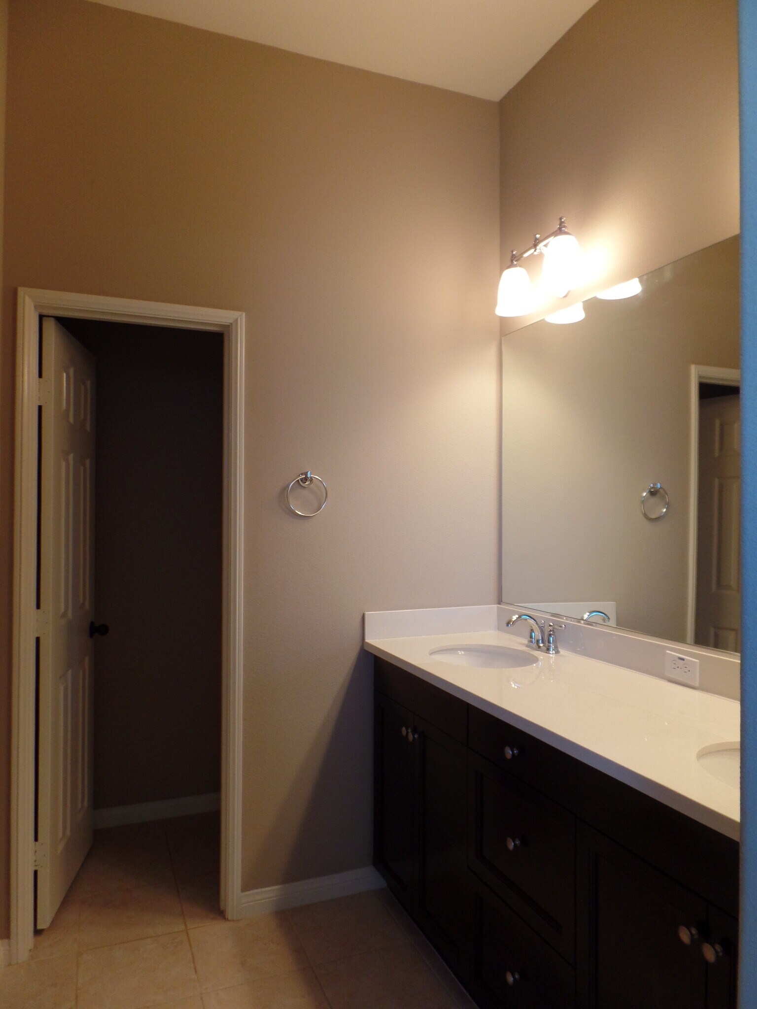 Master Double Sink - 5057 Waterview Way