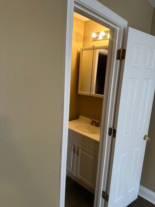 Building Photo - 3 Bedroom 2.5 Bath Townhouse