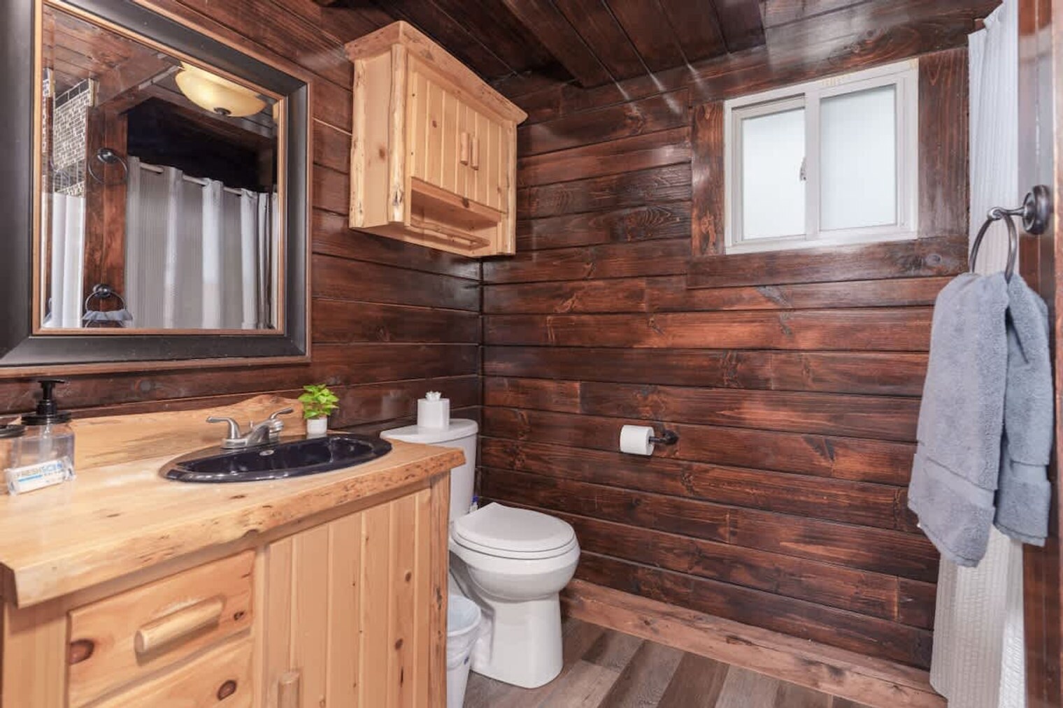 Building Photo - 15039 Pleasant Valley Rd