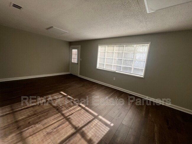 Building Photo - 201 Rosewood Dr