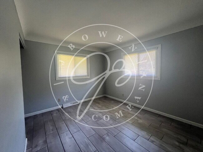 Building Photo - "Charming 4-Bedroom Washington Local Gem w...