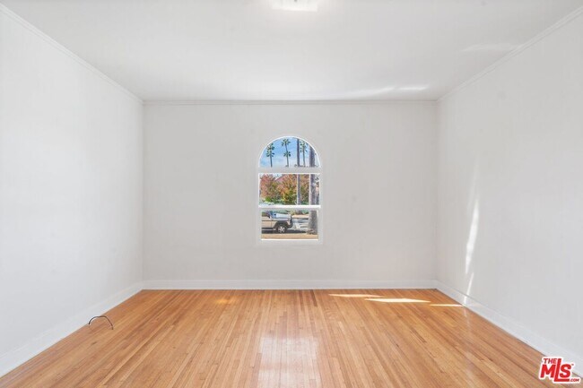Building Photo - 5606 S Rimpau Blvd