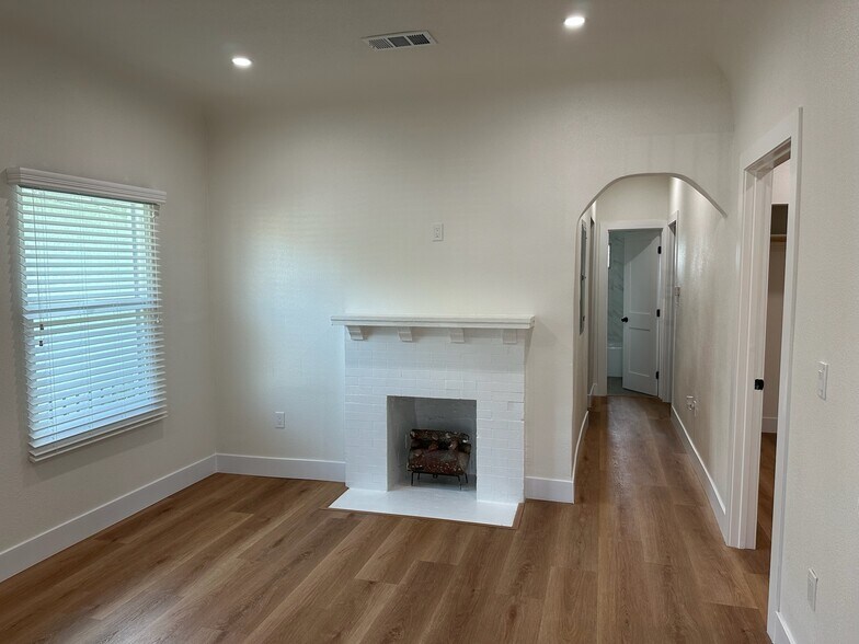 Building Photo - 1402 E 48th Pl