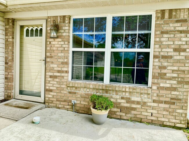 Building Photo - COMING SOON!! Great 3 Bedroom 2 Bathroom R...
