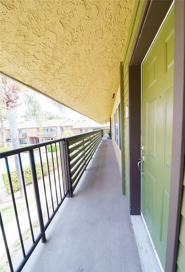 Building Photo - WELL MAINTAINED CONDO AT CREEKSIDE VILLAGE!