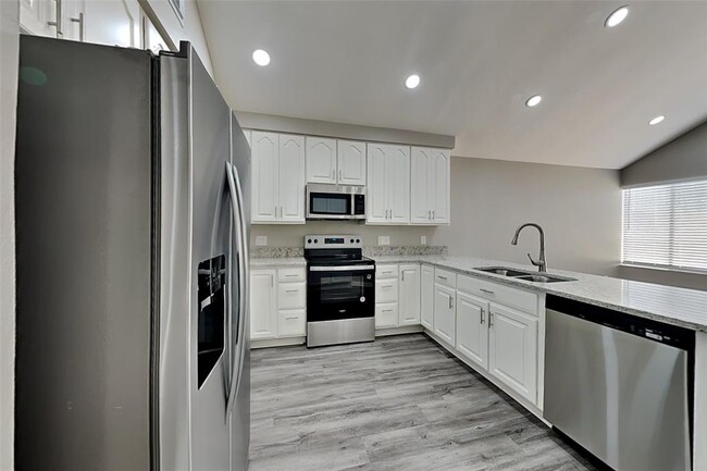 Building Photo - 8607 Pines Pl Dr
