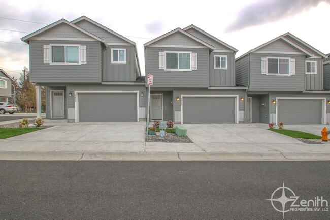 Building Photo - Conveniently Located 3 Bedroom Town Home i...