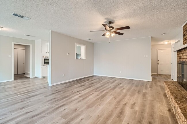 Building Photo - ? Modern 3-Bedroom Bedford Home with Spacious Layout ?