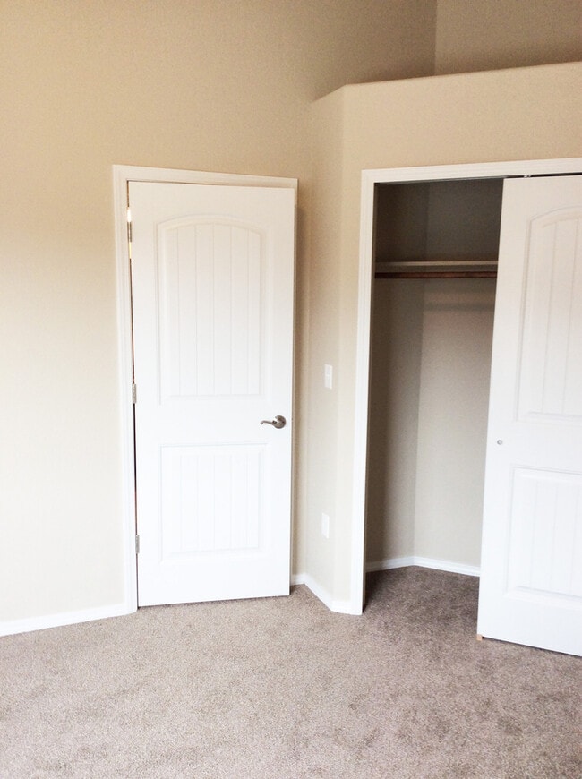 Building Photo - District 20 Townhome!!