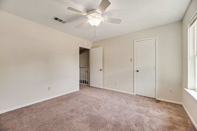 Building Photo - Completely Remodeled Triplex Unit 2 bed 1.5 just minutes from downtown Grapevine!